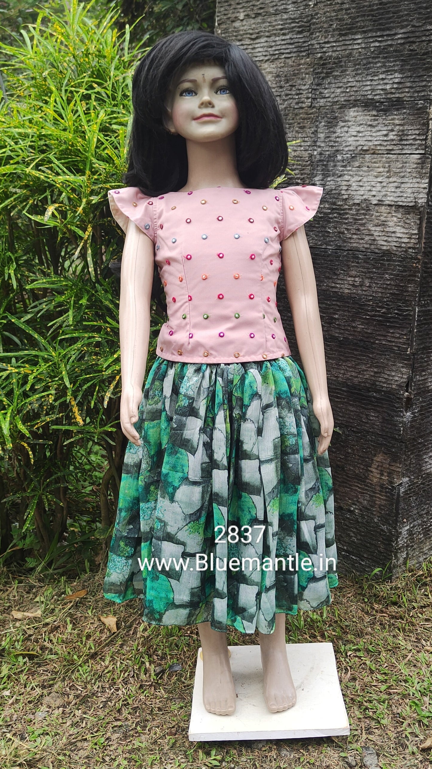 2837 Ready to dispatch: green and pastel peach middy & top