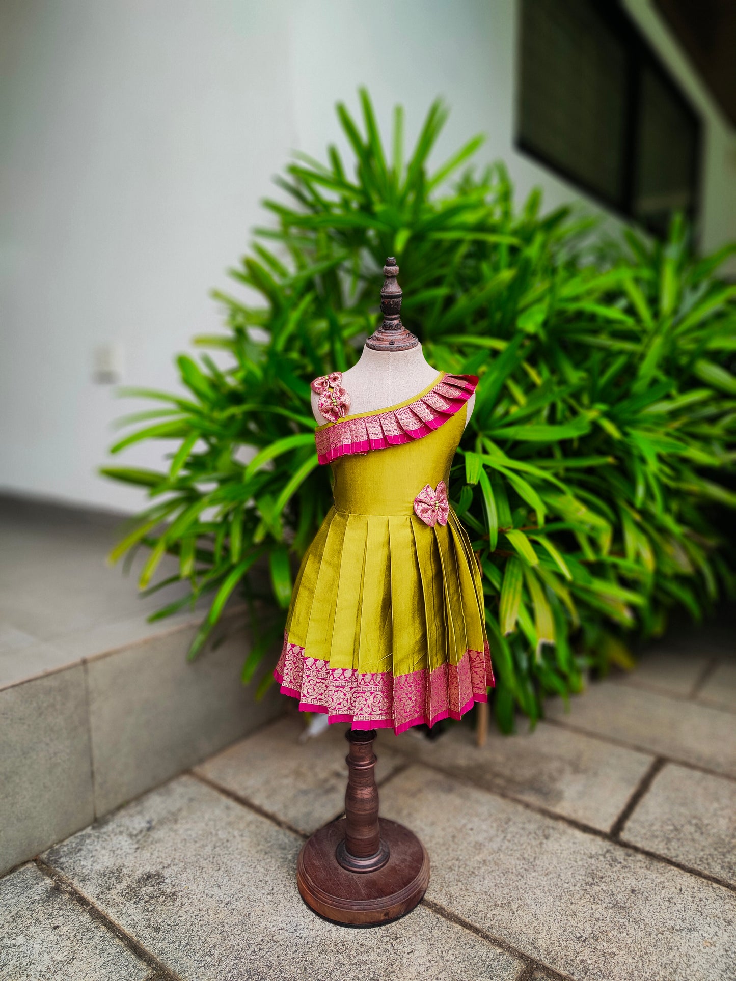 2805 Hariyali Frock-Sending on October 20