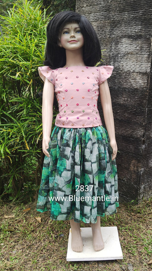 2837 Ready to dispatch: green and pastel peach middy & top